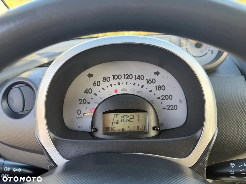 Daihatsu Sirion - 18