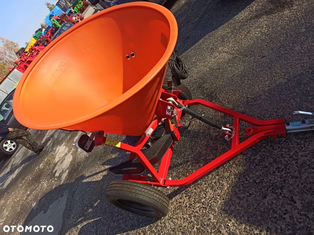 Pronar Posypywarka T-130, T-131, T-132, Piaskarka, Solarka, Rozsiewacz wapna i nawozów RCW, Piaskarka komunalna, solarka rozsiewacz piasku soli KŁOS, Rozsiewacz komunalny N 065 POM Augustów, Pług odśnieżny prosty, łamany, strzałka Ursus, Inter-Tech, Pronar - 24