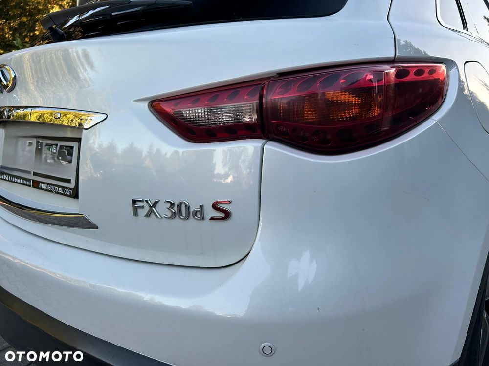 Infiniti FX FX30d Black & White Edition - 6