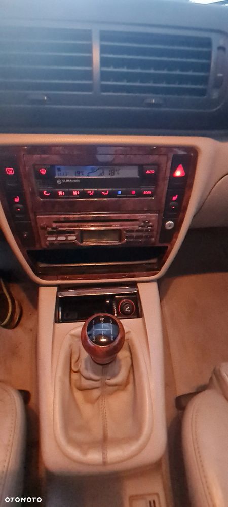 Volkswagen Passat 1.9 TDI Highline - 12