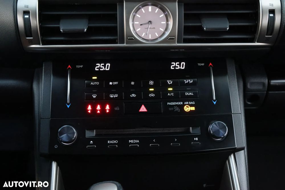 Lexus Seria IS 300h Aut. Executive - 29