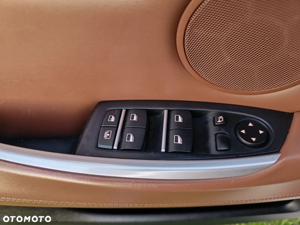 BMW Seria 5 550i - 33