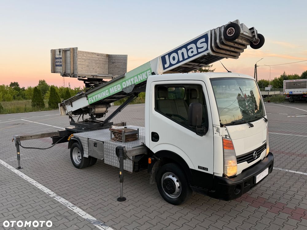 Nissan CABSTAR  2.5  DRABINA - PODAJNIK BOCKER DEKARSKO - MEBLOWY  WYSOKOŚĆ 26 M - 38