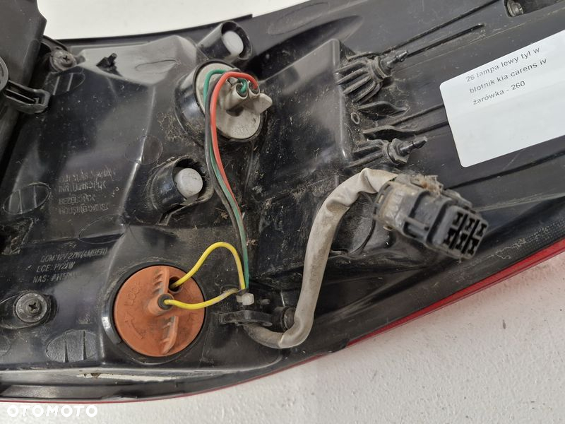 KIA CARENS 4 IV LAMPA LEWY TYŁ W BŁOTNIK LEWA TYLNA ŻARÓWKA - 4