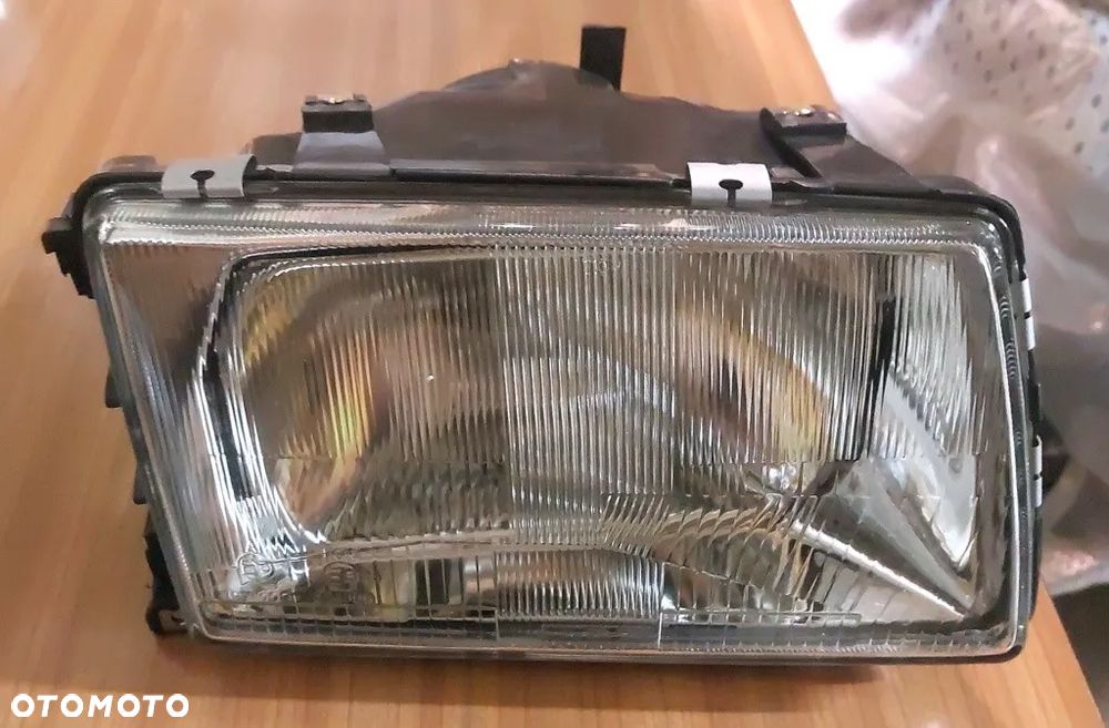 Reflektor prawy pasuje do Audi 100 - 1