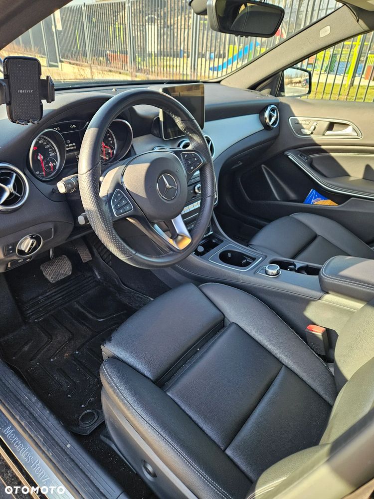 Mercedes-Benz GLA 250 4Matic 7G-DCT - 18