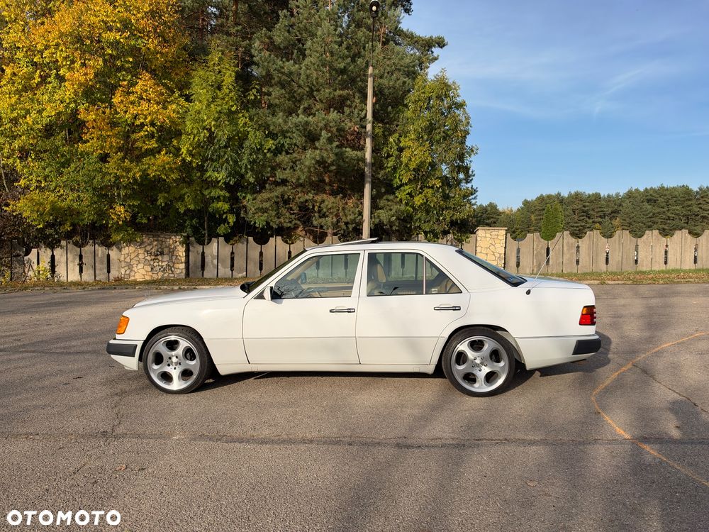 Mercedes-Benz W124 1993 photo 2