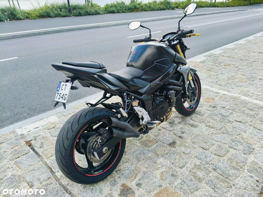 Suzuki GSR - 4