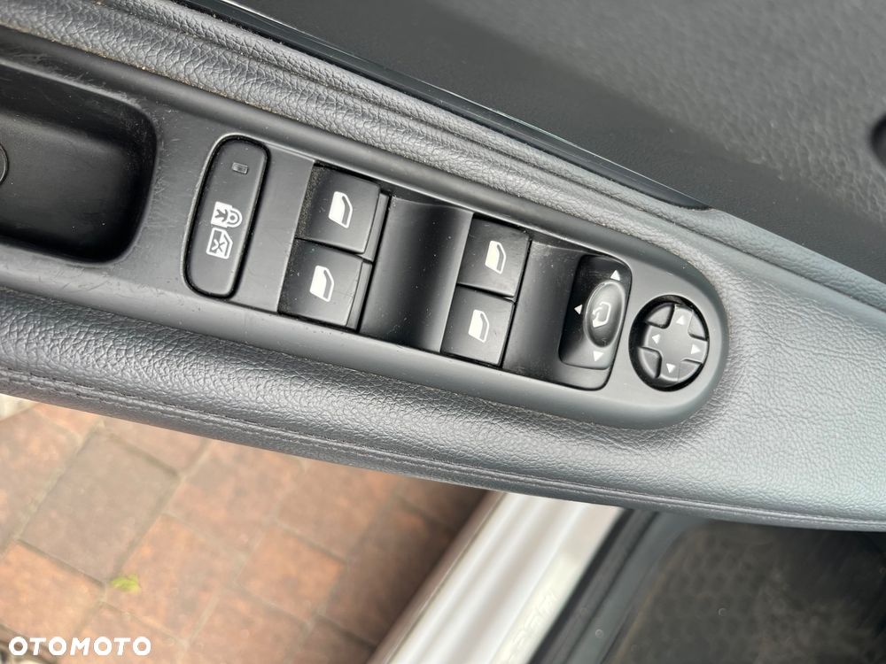 Peugeot 3008 2.0 HDi HYbrid4 - 27