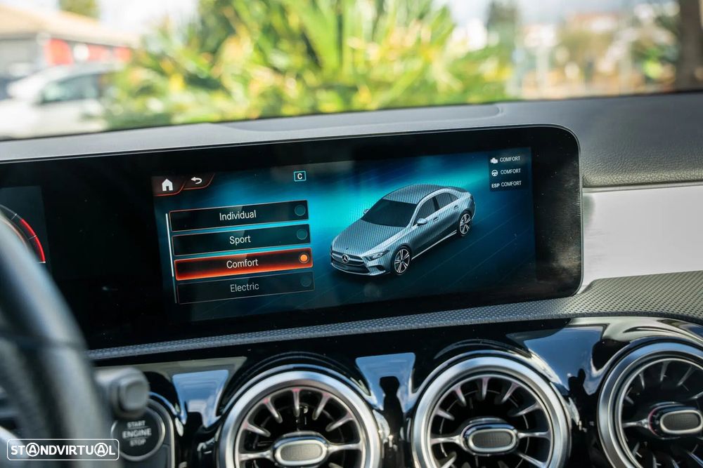 Mercedes-Benz A 250 Limousine e AMG Line - 11