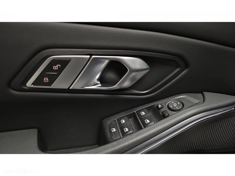 BMW Seria 3 320d xDrive - 29
