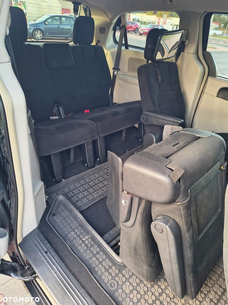 Chrysler Town & Country - 8