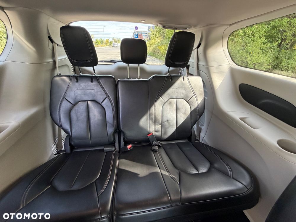 Chrysler Pacifica - 40