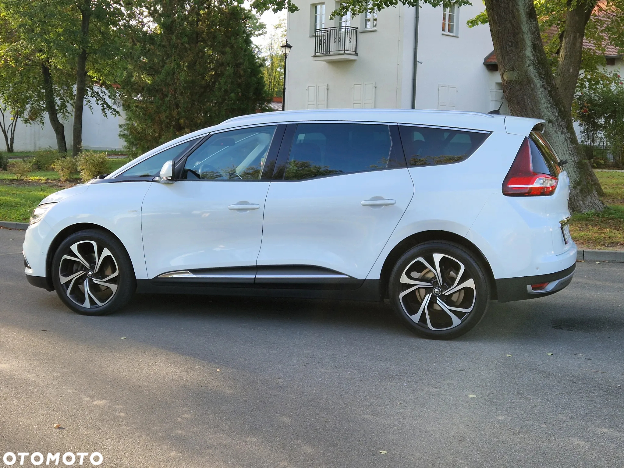 Renault Grand Scenic ENERGY TCe 130 BOSE EDITION - 8
