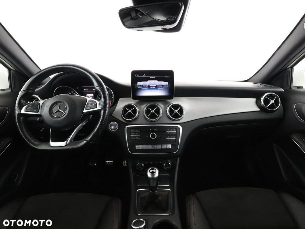 Mercedes-Benz GLA 180 AMG Line - 16