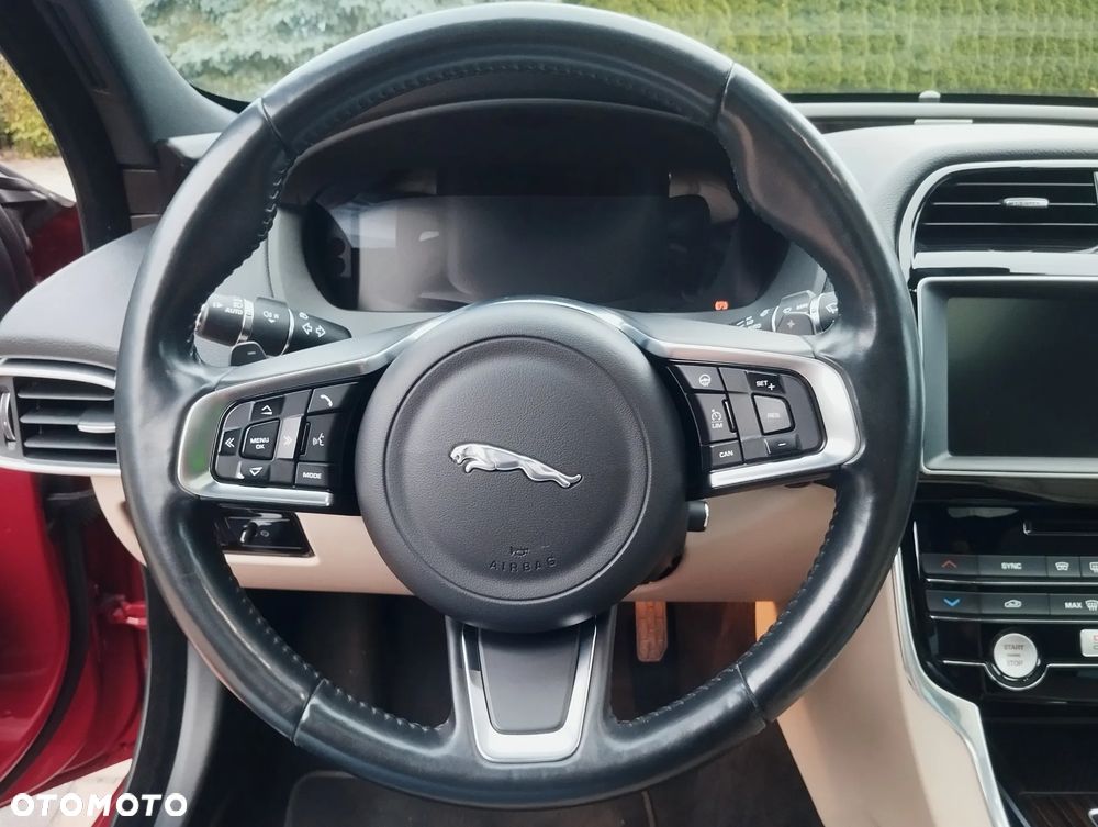 Jaguar XE 20t R-Sport - 27