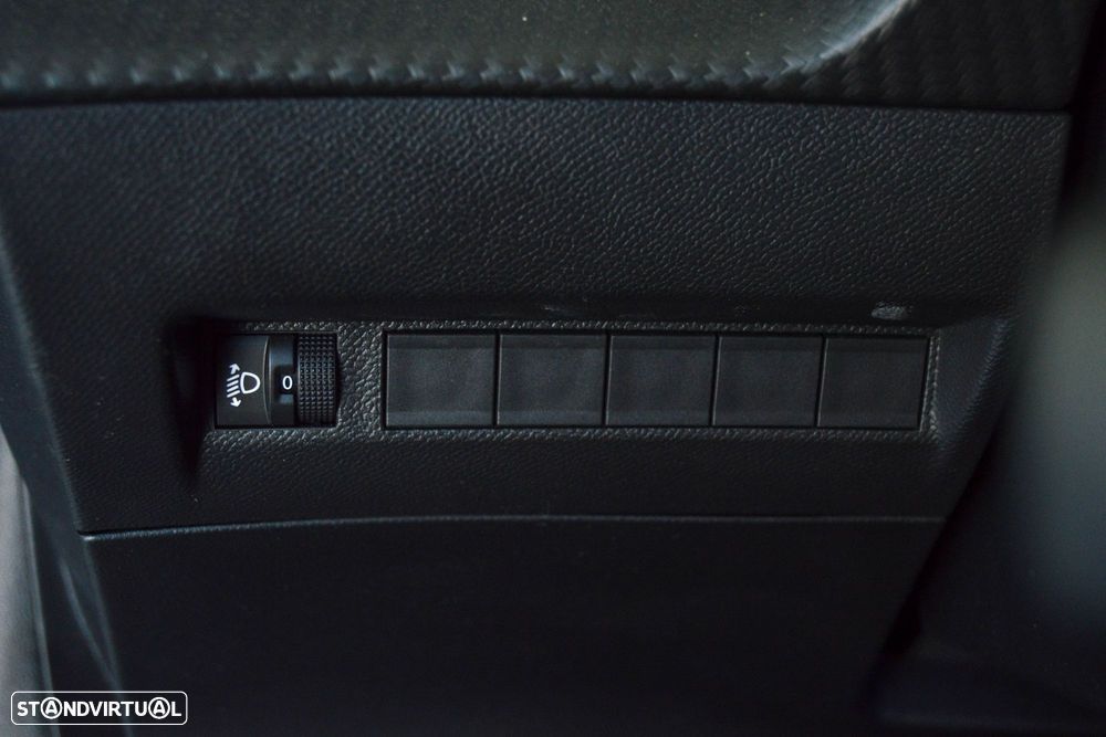 Peugeot 208 1.2 Hybrid Allure e-DCS6 - 31