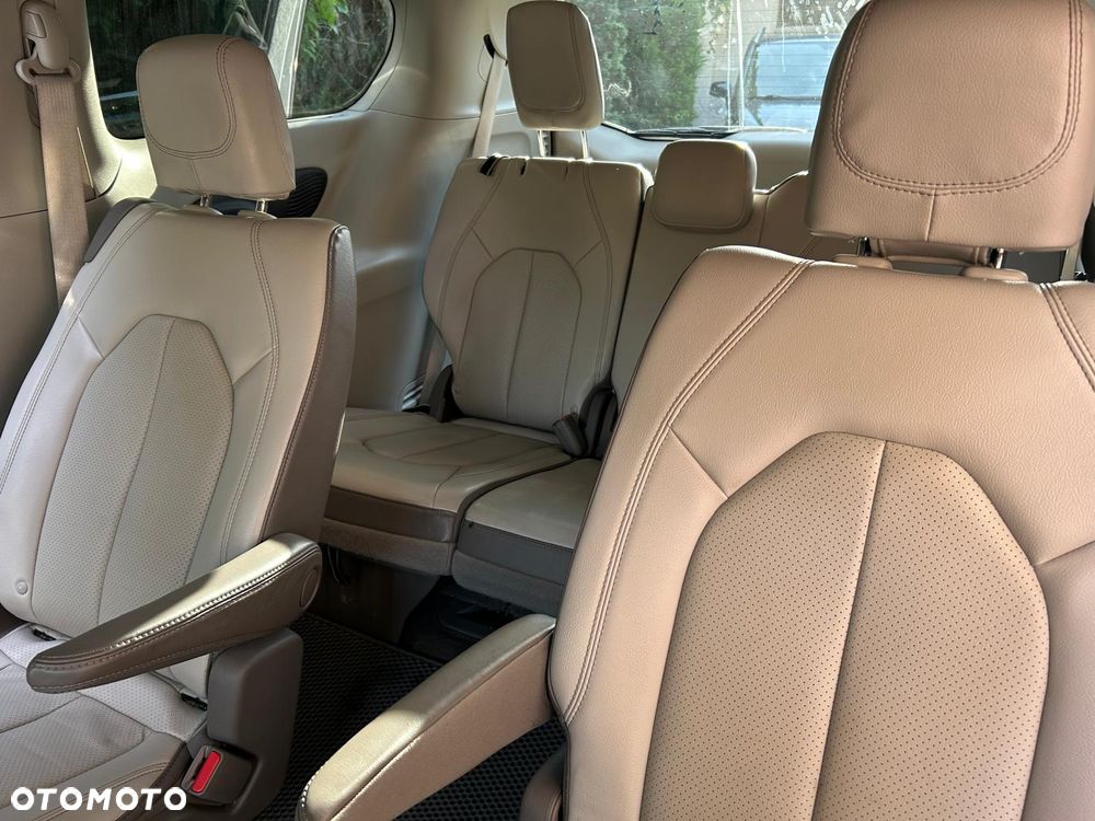 Chrysler Pacifica - 8