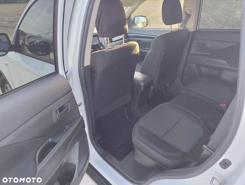 Mitsubishi Outlander 2.0 Invite + 2WD - 11