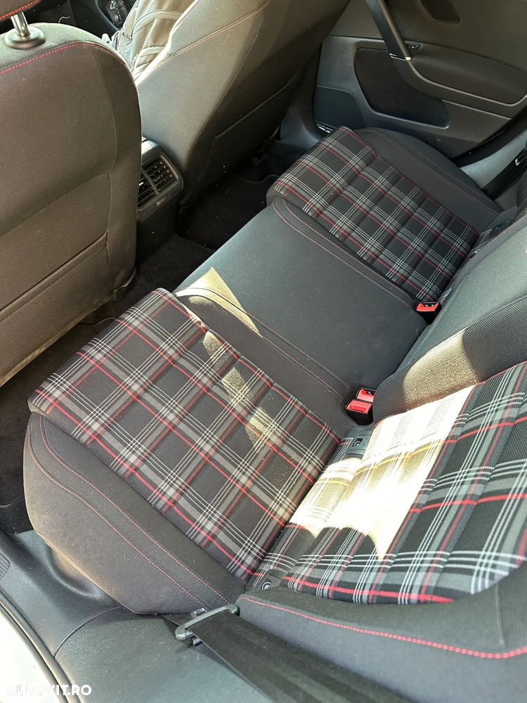 Volkswagen Golf - 25