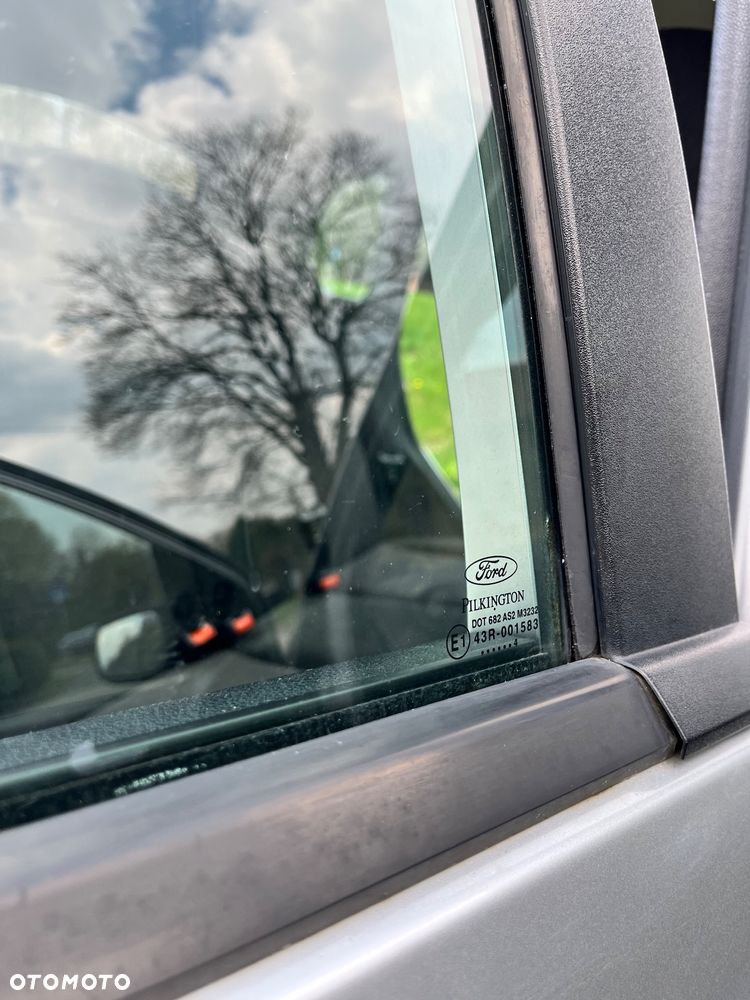 Ford Fiesta 1.4 Ghia - 33