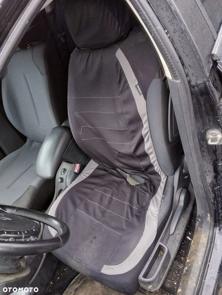 Citroen C4 I FL (08-10r.) 1.6 HDI 107KM. Silnik 9HY (DV6TED4), 9HZ (DV6TED4) Skrzynia 20DM69 lakier KTV.Cały na części.GWARANCJA !!! Przód Tył Zestaw Komplet Drzwi Klapa Zderzak Błotnik Maska Grill Atrapa Szyba Pas Lampa Lusterko Boczki Fotel Kanapa Kokpit Deska Rozdzielcza Przełącznik Włącznik Sterownik Przewody Wiązka Instalacja Moduł Komputer Czujnik Listwa Pompa Alternator Wtryski Głowica Rozrusznik Kompresor Sprzęgło Dwumas Silnik Skrzynia ABS Klimatyzacji Paliwa Wspomagania Kolektor Turbina Przepustnica Zawór Chłodnica Koło Hak Belka Sanki Zawieszenie Mcpherson Półoś Amortyzator Wydech Tłumik Zacisk Most - 8