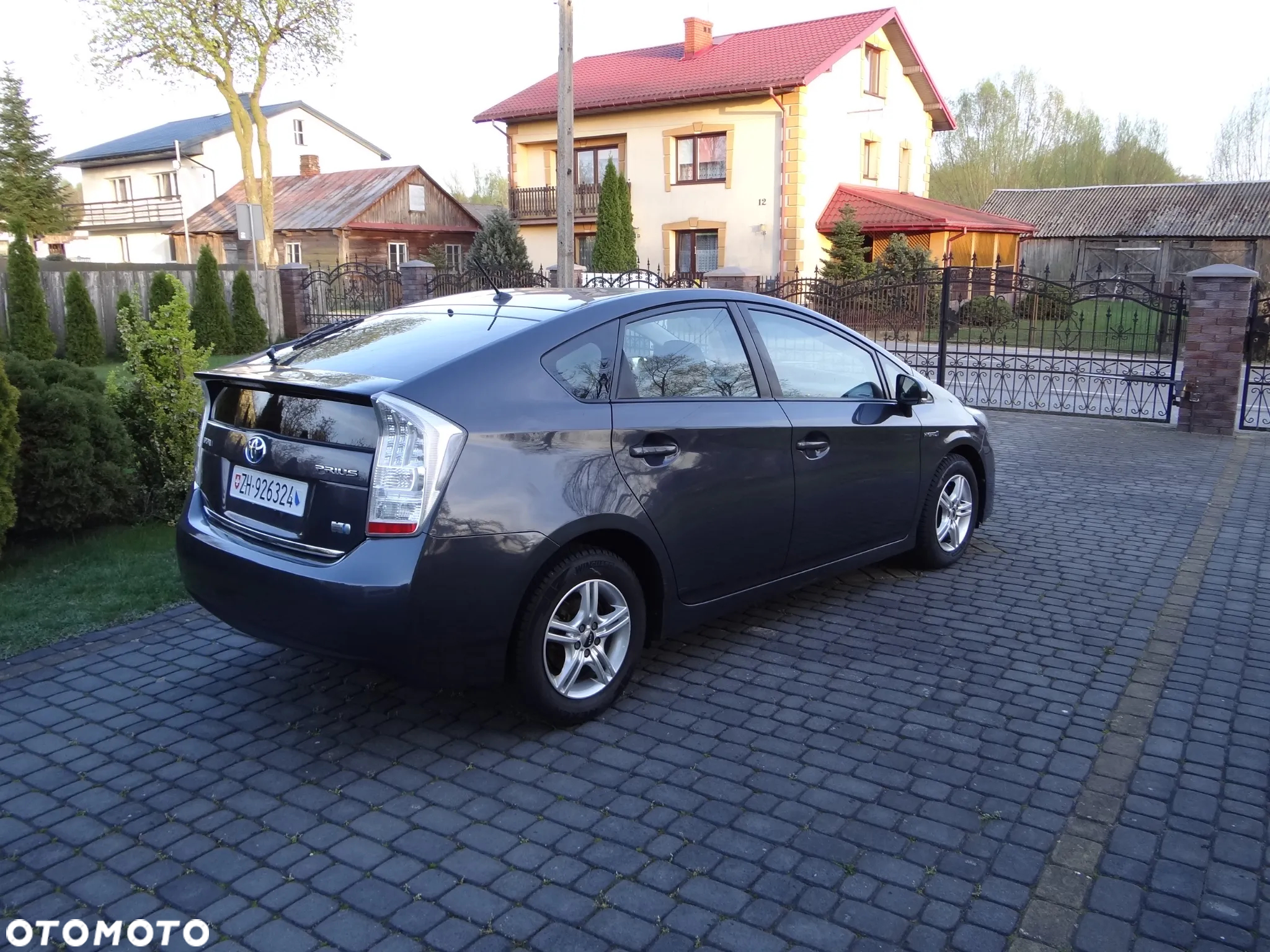 Toyota Prius (Hybrid) - 4