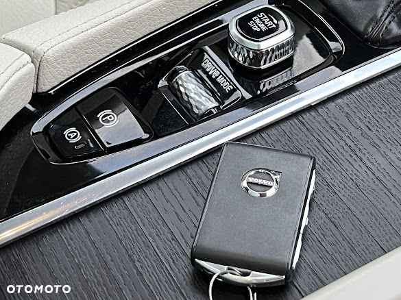 Volvo XC 90 T5 AWD Geartronic Momentum Pro - 24