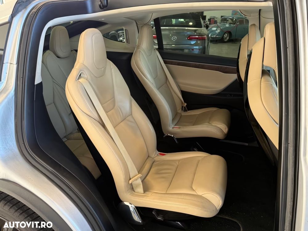 Tesla Model X - 15