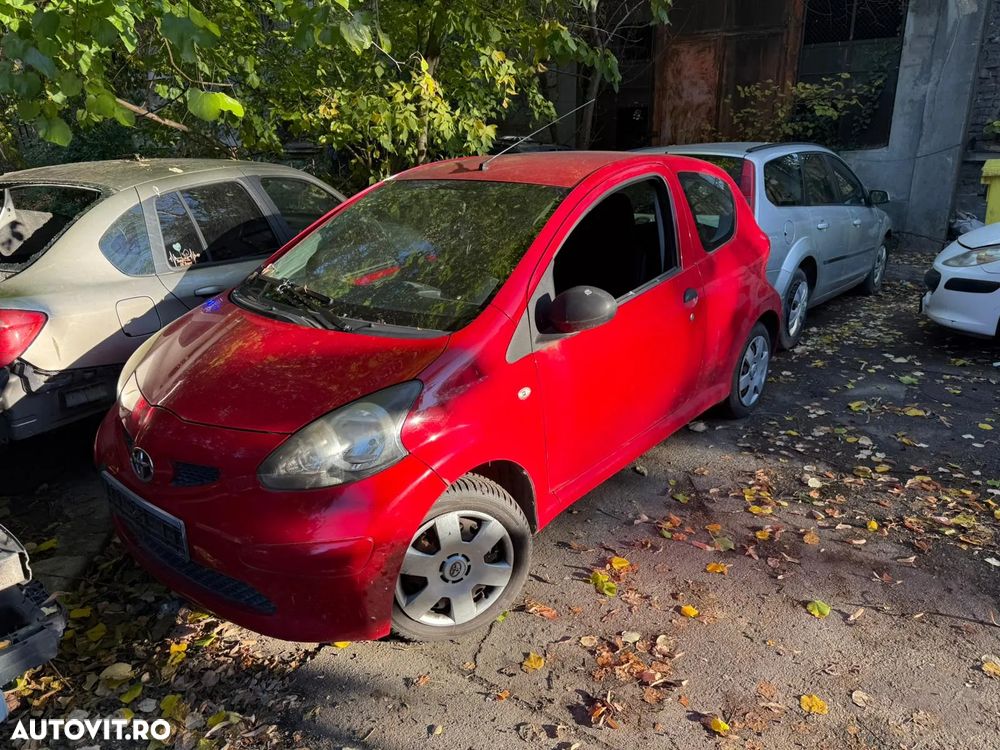 Dezmembrez Toyota Aygo rosu coupe 2006 1.0 benzina