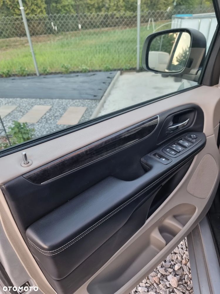 Chrysler Town & Country - 10