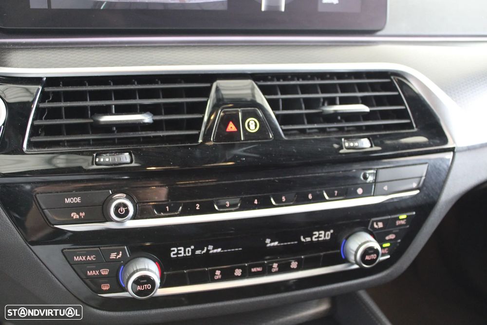 BMW 520 d Pack Desportivo M Auto - 16