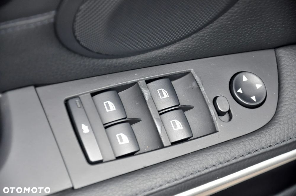 BMW Seria 3 325i - 24