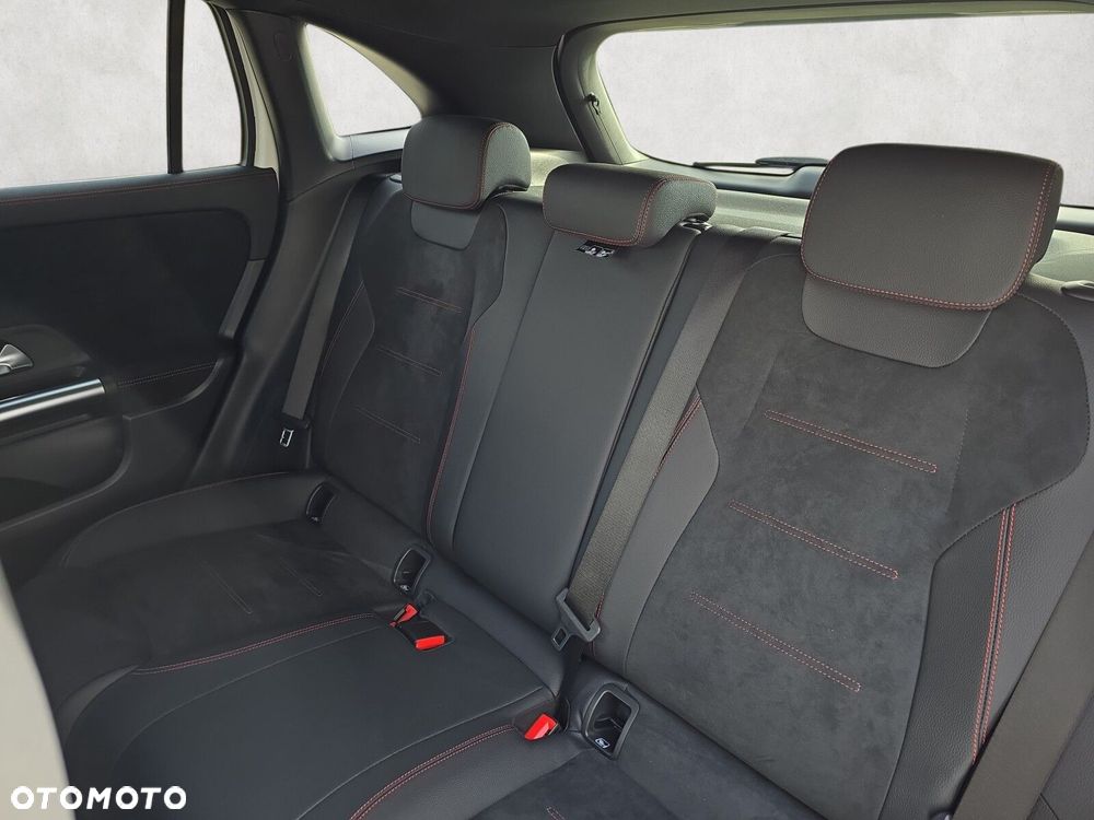 Mercedes-Benz GLA - 12