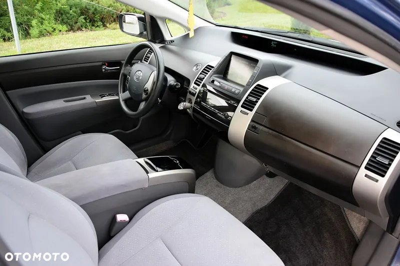 Toyota Prius (Hybrid) - 8