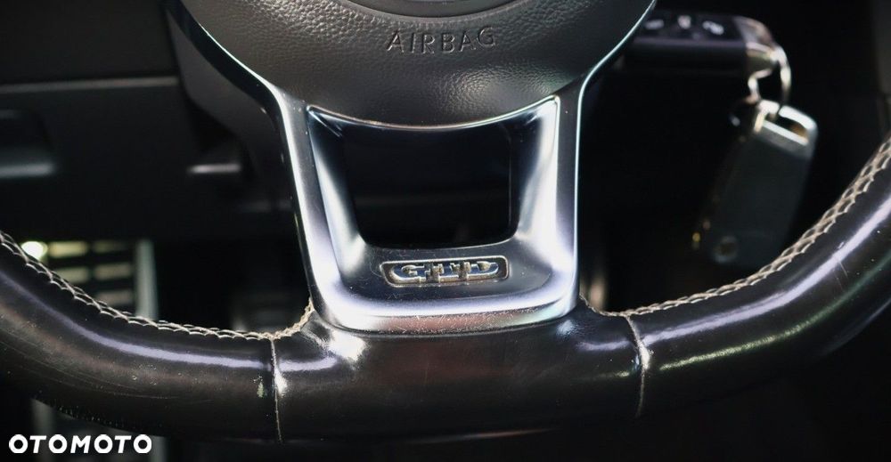 Volkswagen Golf - 25