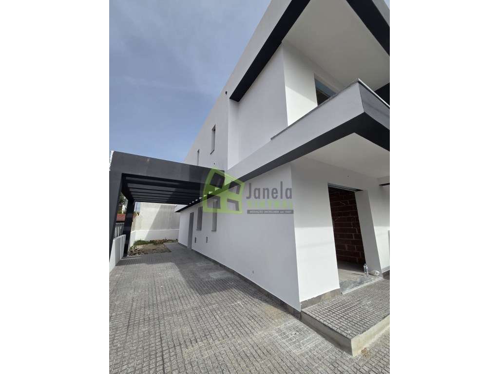 Moradia Geminada T3 em Construção | 2 Suites | Fernão Ferro - Grande imagem: 4/6