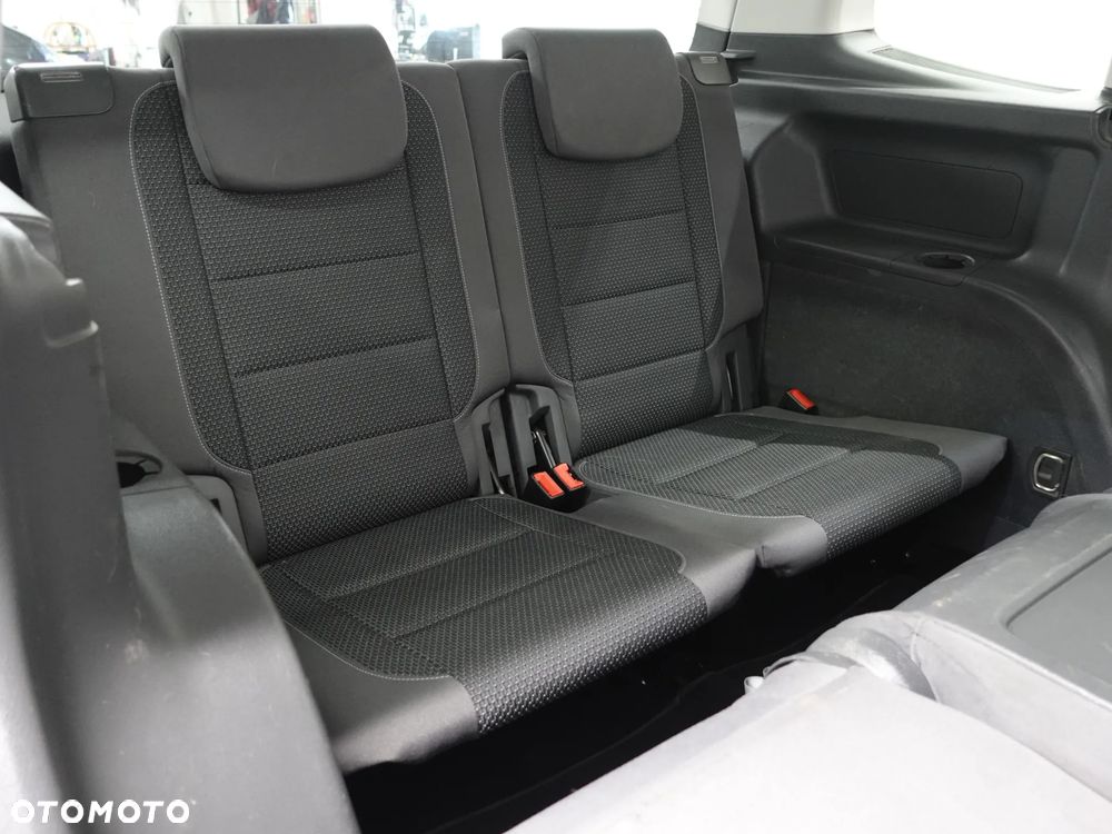 Volkswagen Touran - 24