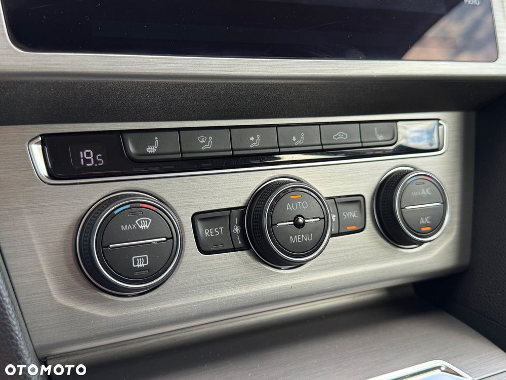 Volkswagen Passat - 32