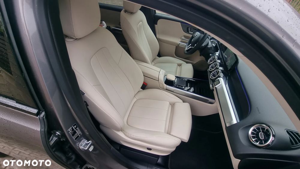 Mercedes-Benz GLB 250 4-Matic AMG Line 8G-DCT - 32