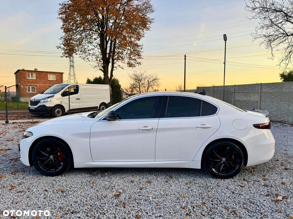 Alfa Romeo Giulia 2.0 Turbo 16V AT8 6C Villa dEste - 4