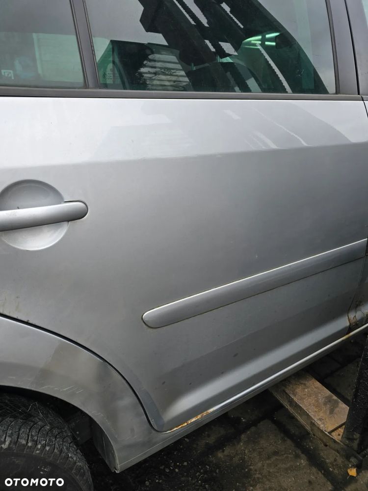 Drzwi prawy tył  vw Touran 03-15 w kolorze LA7W - 2