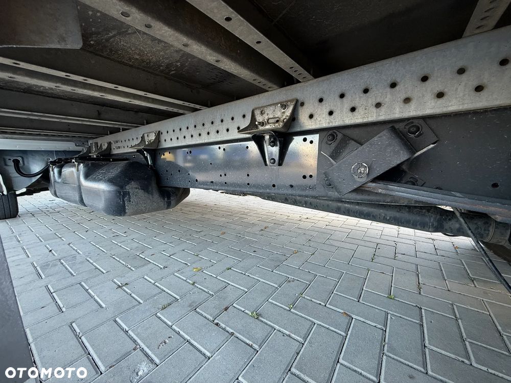 Iveco Daily 35C18 3.0 HPI 180KM / 2023 Rok Produkcji / Kontener 4,7m + Winda 750KG / 93.090KM PRZEBIEG / Automat Hi-Matic / ZAREJESTROWANY W PL - 19