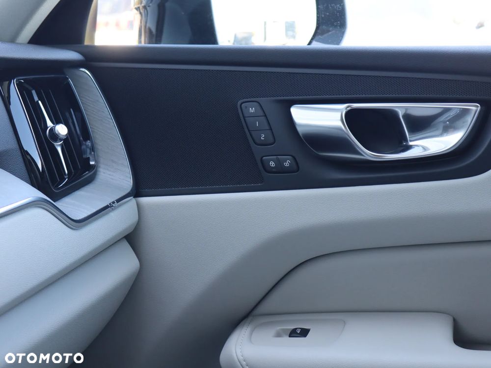Volvo XC 60 B4 D AWD Plus Dark - 24