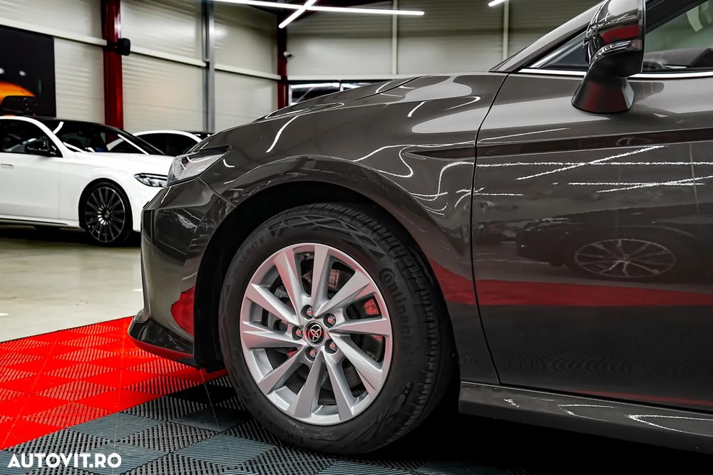 Toyota Camry Luxury - 25