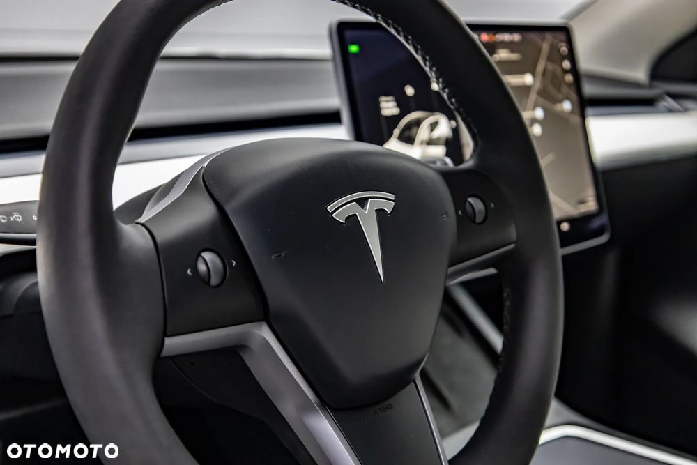 Tesla Model Y - 16