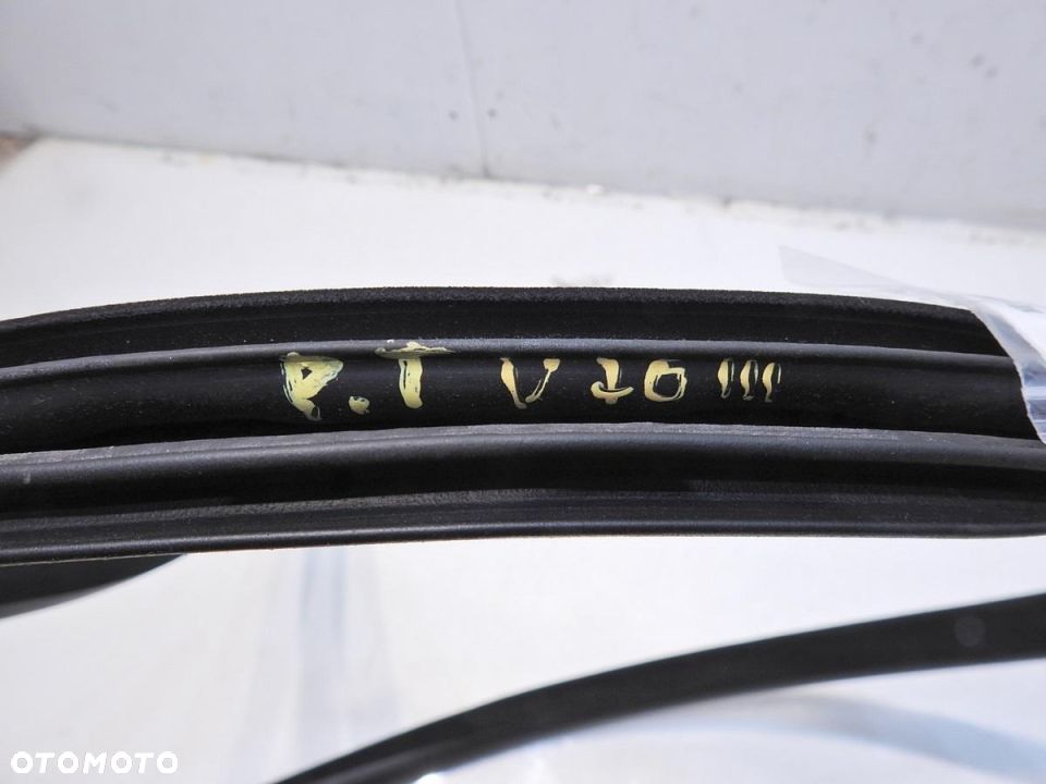 USZCZELKA DRZWI PRAWY TYŁ VOLVO V70 III - 2