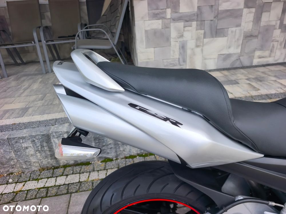 Suzuki GSR - 19