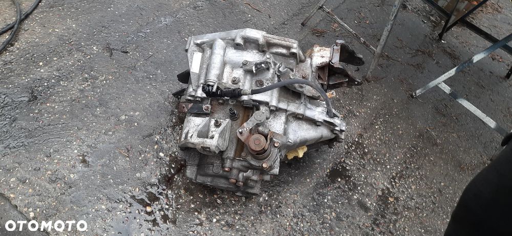 SUZUKI SX 4 SX4 FIAT SEDICI 1.9 DDIS Części Blacharskie i mechaniczne Szyba przód , Skrzynia biegów 79JA Napęd na przód Turbosprężarka 55205475 - 4