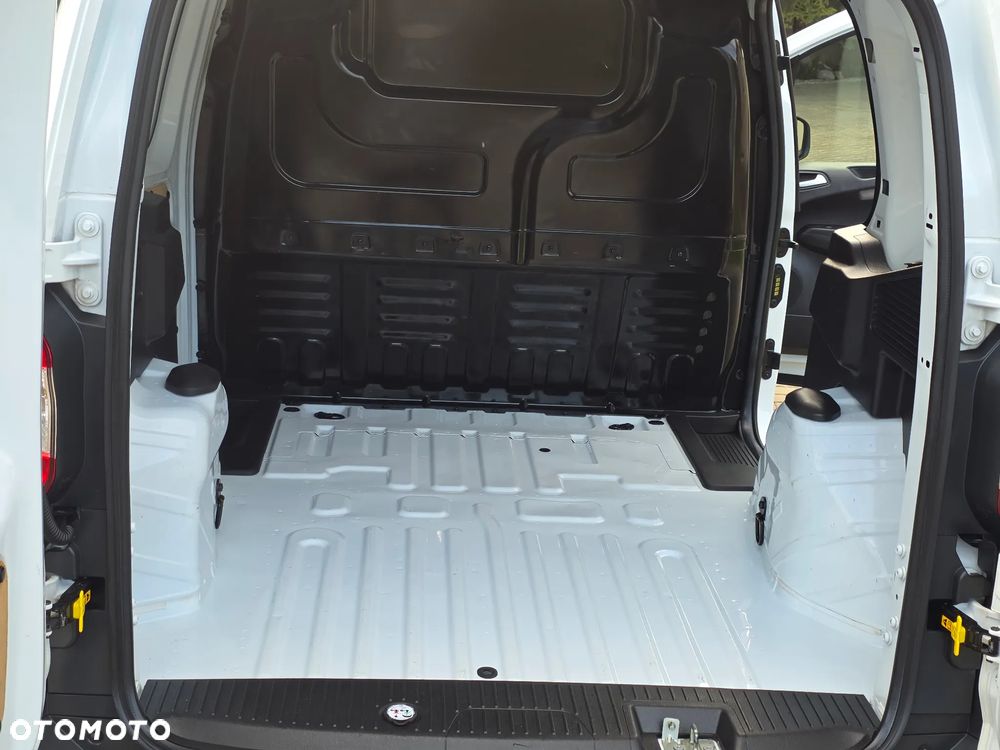 Ford Transit Courier - 10